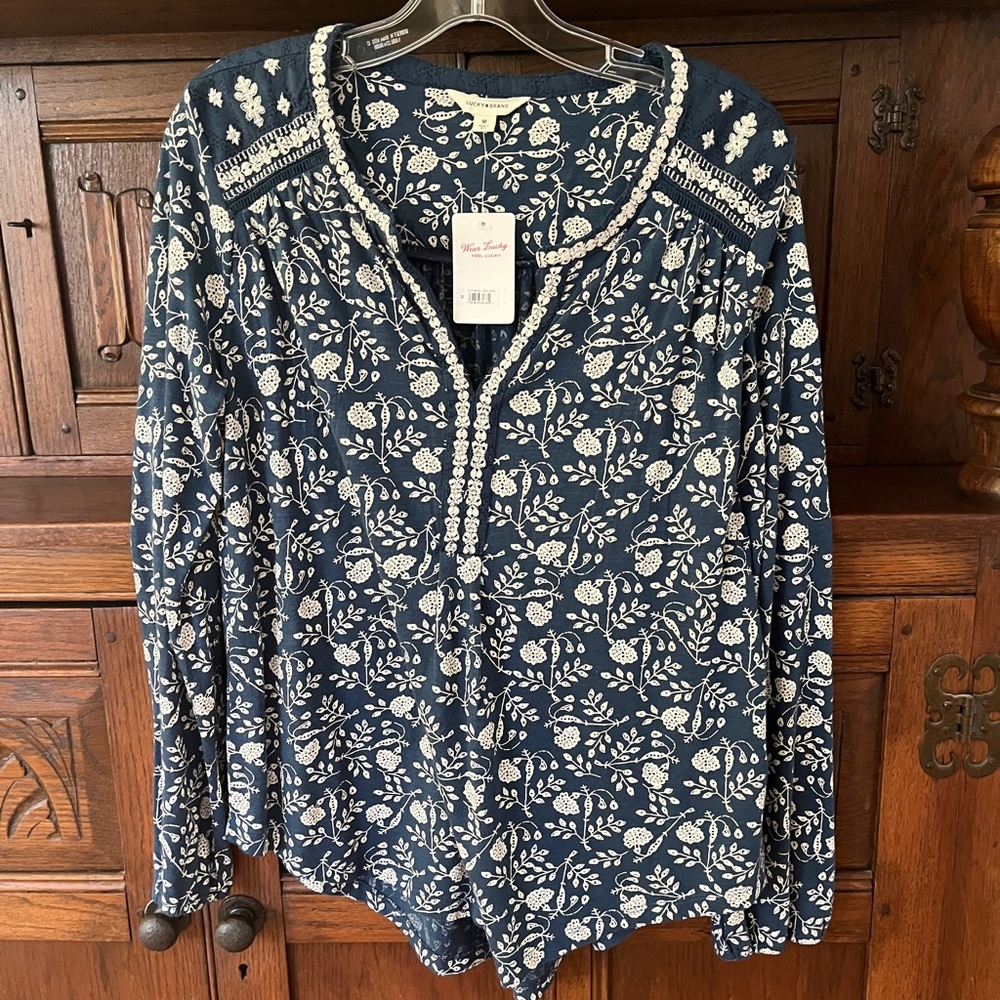 NWT Lucky Brand comfy blue blouse with white floral design Size M Medium